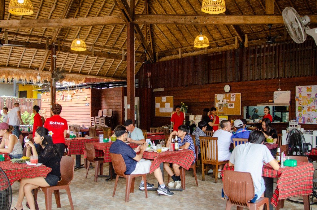 Lively open-air dining at Branch 1
