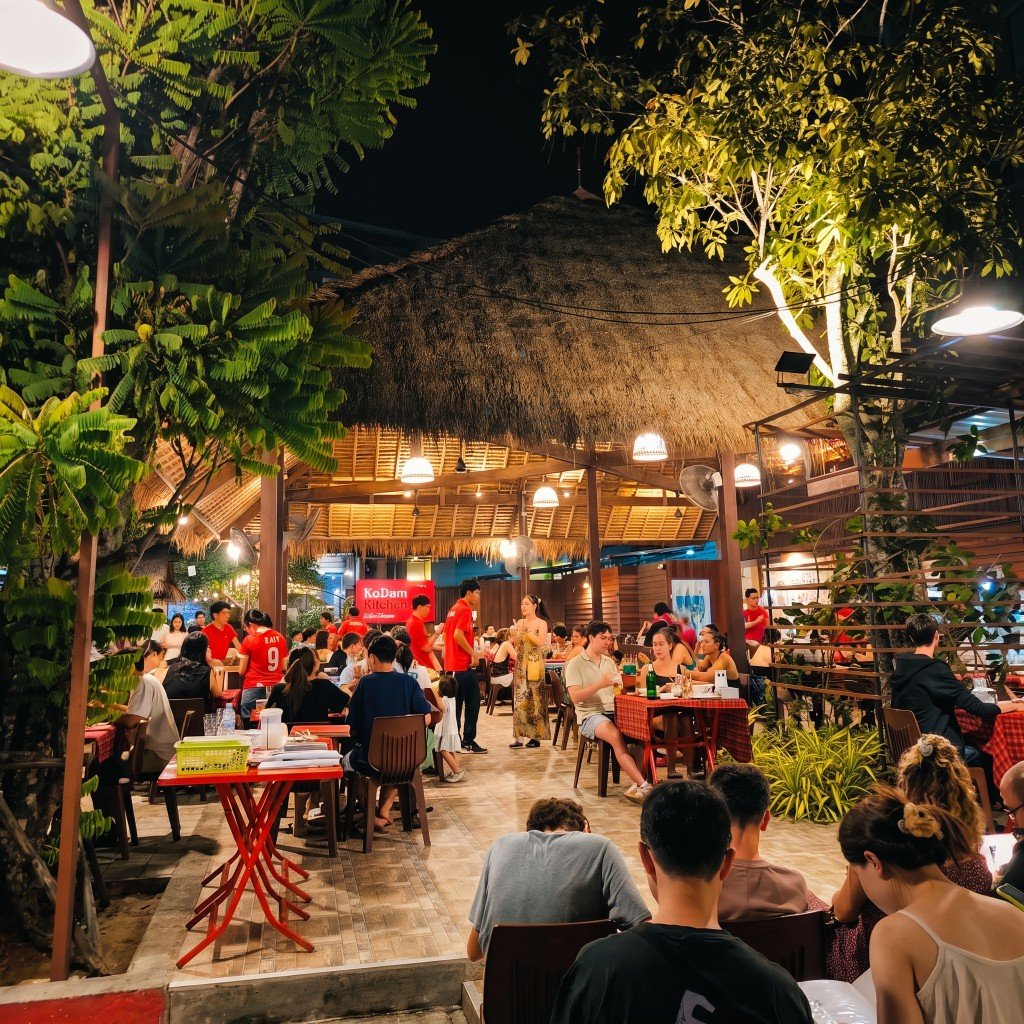 KoDam Kitchen Branch 1 evening dining under thatched roof